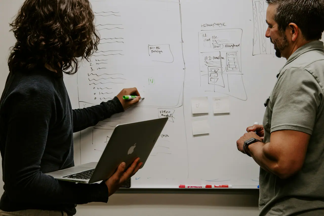 Atelier de stratégie SEO au tableau