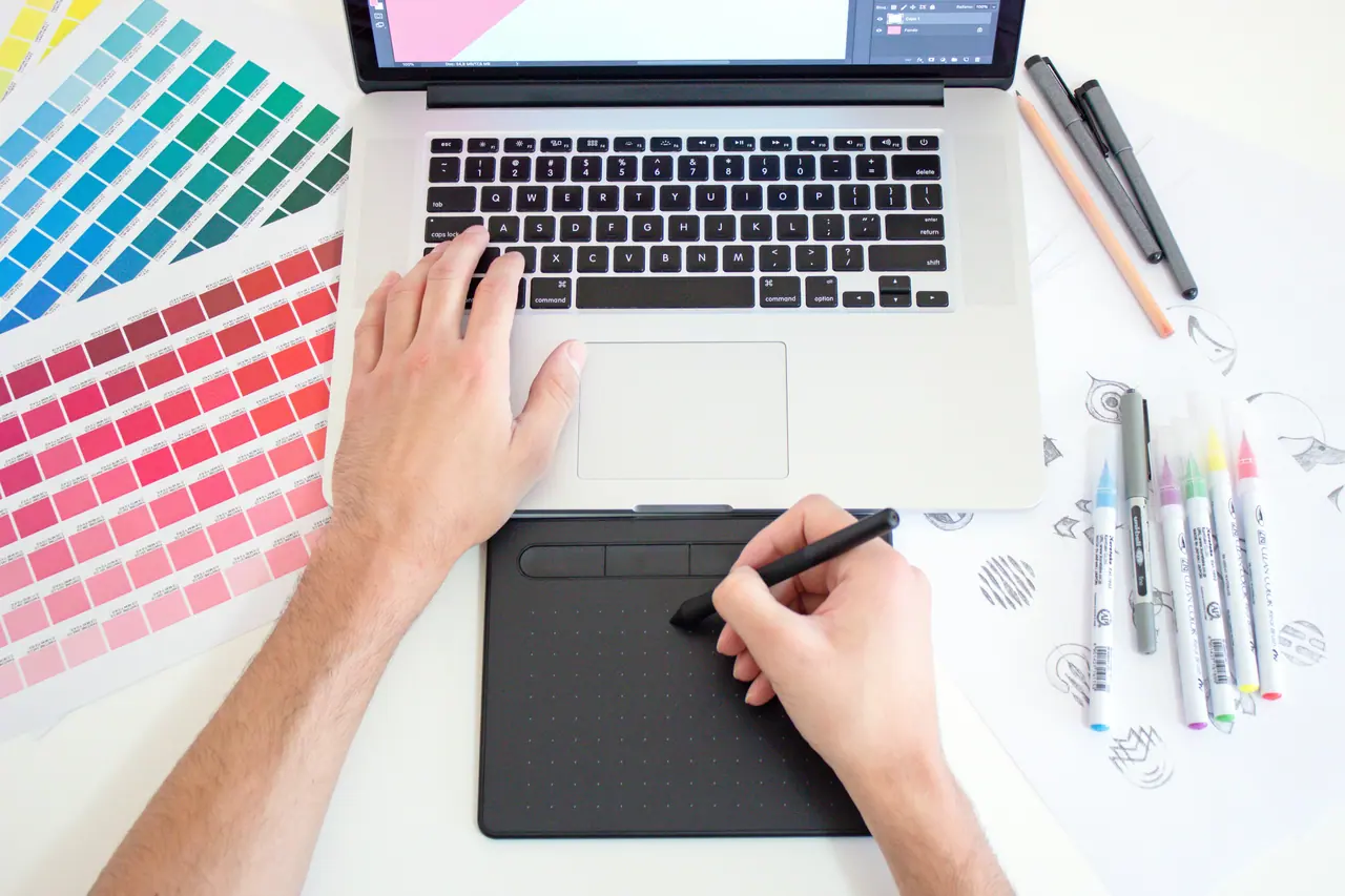 Designer créant une identité visuelle sur tablette graphique